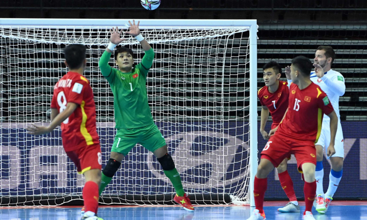 Thủ môn Hồ Văn Ý nên sang Nhật Bản thi đấu