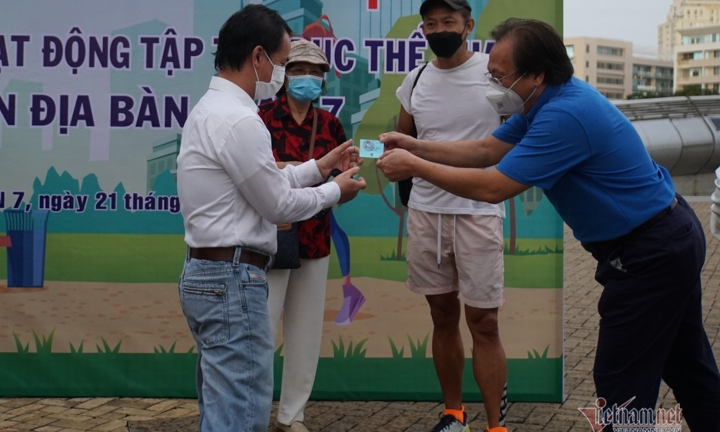 Quận đầu tiên của TP.HCM cho người dân ra công viên tập thể dục