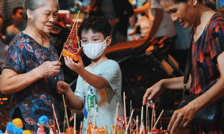 Tết Trung thu 2021, chạnh lòng nghĩ tới những đứa trẻ vắng cha mẹ vì COVID-19