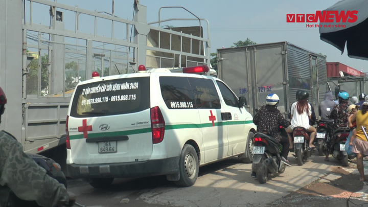 Video: Xe cứu thương mắc kẹt giữa đường trong ngày đầu nới lỏng giãn cách 