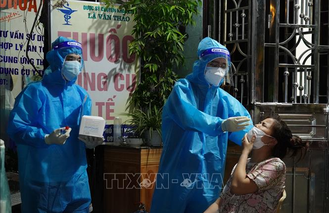 Gần 300 bác sĩ, nhân viên y tế cấp tốc chi viện Hà Nam chống dịch