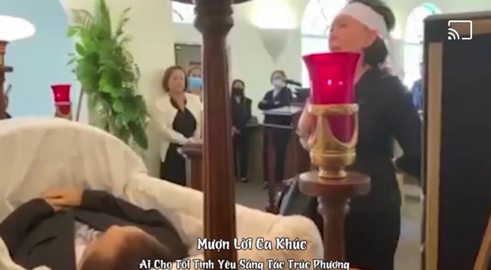 Danh ca Giao Linh hát tiễn biệt chồng trong tang lễ