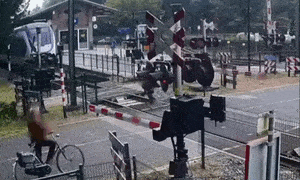 Video: 'Tạt đầu' tàu hỏa, người phụ nữ thoát chết trong gang tấc