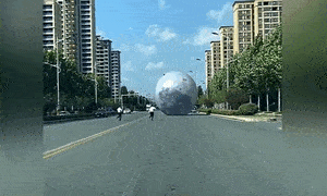 Video: Quả bóng khổng lồ lăn trên đường phố ở Trung Quốc