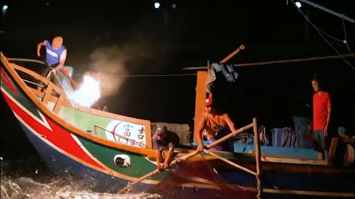 Video: Mãn nhãn màn săn cá mòi bằng lửa bên mạn thuyền