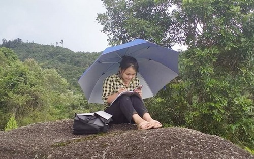 Học trò vùng cao đùm cơm, đi bộ hàng chục cây số 'hứng sóng' học online