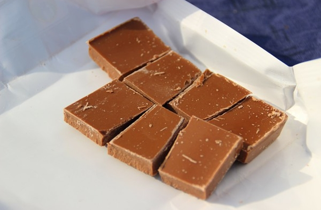 Trộm 'chocolate giảm béo' của mẹ để ăn, bé gái suýt chết