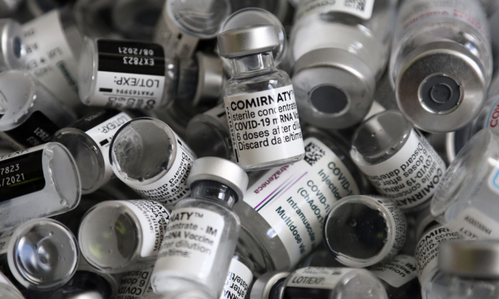 Nghịch lý nước giàu 'bo bo giữ của', nước nghèo đổ bỏ vaccine COVID-19