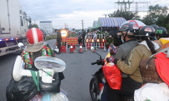 Người dân ồ ạt về quê bằng xe máy: Nhiều tỉnh miền Tây lo thiếu khu cách ly 