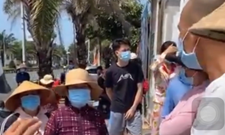 Dân kéo đến trụ sở UBND 'đòi' tiền hỗ trợ COVID-19, chính quyền phản hồi