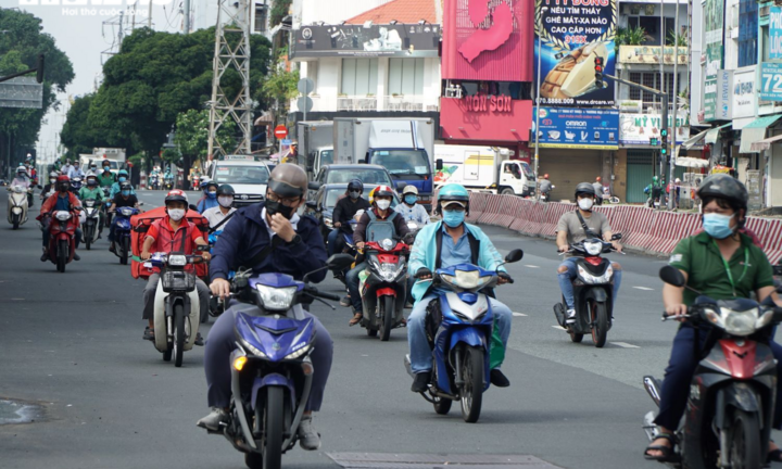 Đã hết 'phố vắng không một bóng người', đường phố TP.HCM đông đúc trở lại