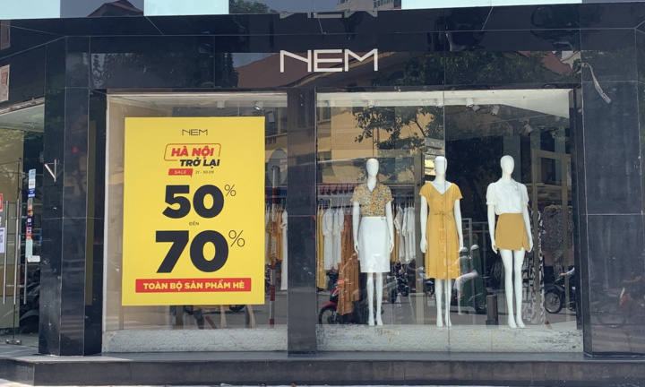 Được hoạt động trở lại, shop thời trang Hà Nội xả hàng, tung khuyến mãi 