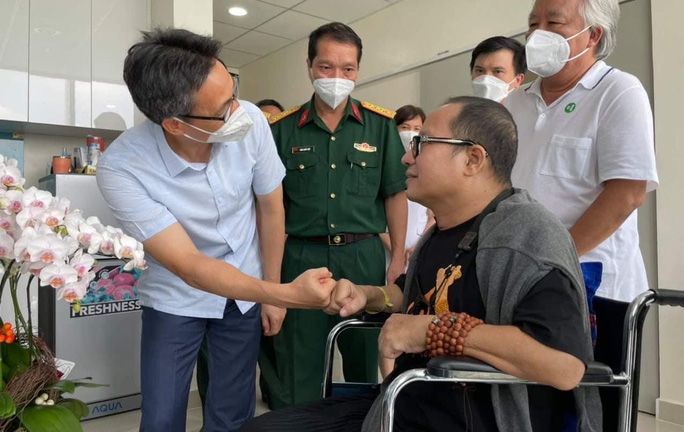 Nghệ sĩ Trần Mạnh Tuấn ngồi xe lăn thổi saxophone tặng PTT Vũ Đức Đam