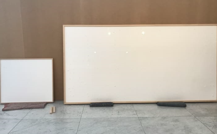 Bảo tàng nhờ lồng 2 tỷ tiền mặt vào tác phẩm, nghệ sỹ gửi trả 2 tấm bảng trắng