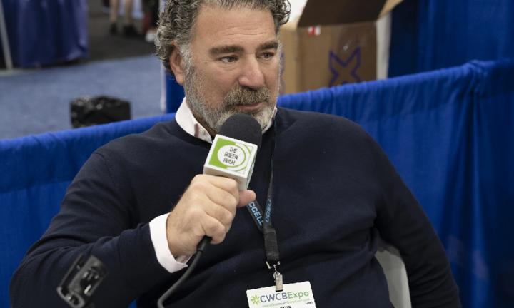 Vị tỷ phú tin vào 'có kiêng có lành', quyết không cạo râu khi đi gặp đối tác