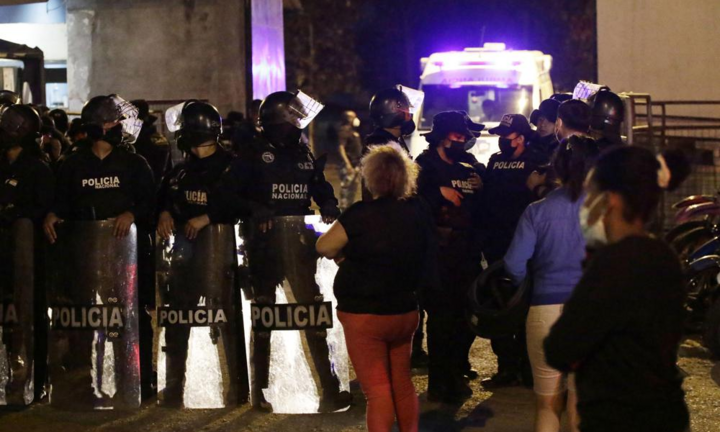 Các băng đảng nhà tù Ecuador đụng độ: 100 người chết, 5 người bị chặt đầu