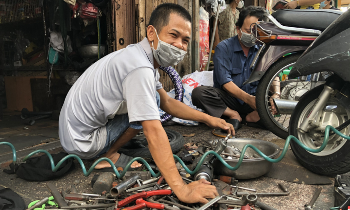 Ngày đầu mở cửa trở lại, tiệm sửa xe máy ở TP.HCM hốt bạc triệu