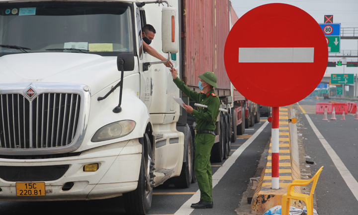 Hải Phòng tiêm vaccine cho lái xe, phụ xe, xe ôm