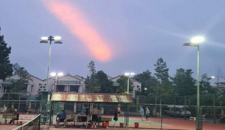 Xuất hiện vệt sáng kỳ lạ trên bầu trời Quảng Ngãi