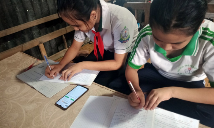 Thêm 3.300 học sinh khó khăn được hỗ trợ máy tính, thiết bị học trực tuyến