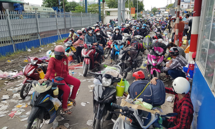 Các tỉnh miền Tây kiến nghị tạm ngưng cho người dân về quê vì quá tải