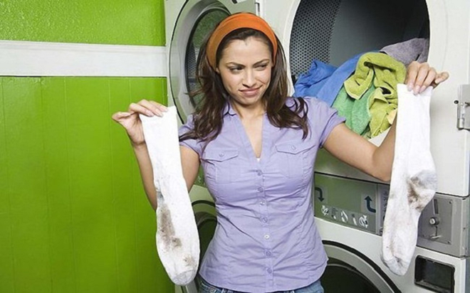 Có nên cho thẳng quần áo bẩn vào máy giặt?