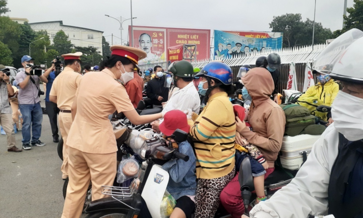 Đồng Nai hỗ trợ hơn 10.000 người lao động về quê