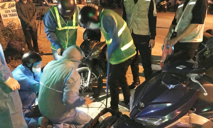 Người đi bộ từ các tỉnh phía Nam về quê khi qua Đà Nẵng sẽ được chở bằng ô tô 