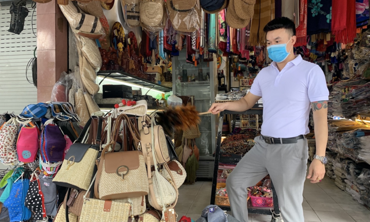 Mòn mỏi vì ế ẩm, cửa hàng lưu niệm ở phố cổ Hà Nội mở cửa chỉ để...hong đồ