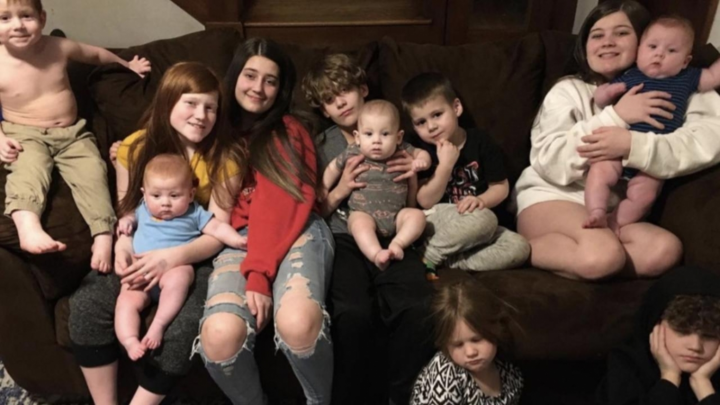 Sinh 12 con trong 17 năm, bà mẹ vật lộn chăm sóc trẻ