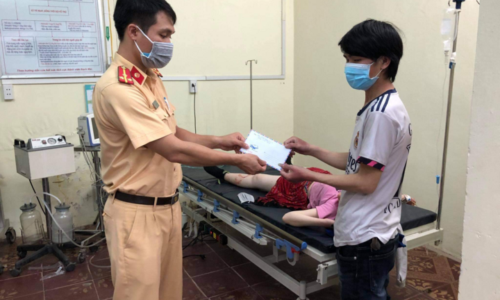 Trở dạ khi vượt hơn 1.000 km từ vùng dịch về quê, sản phụ được CSGT Hà Nội giúp