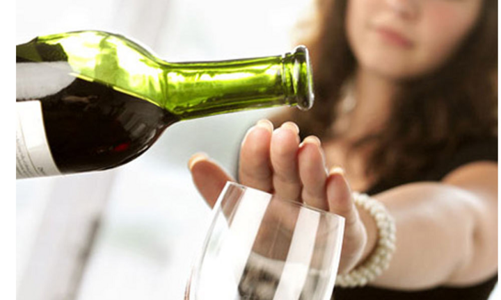 Từ chối uống rượu, tôi bị khách của sếp bỉ bôi: ‘Em nhạt thế’