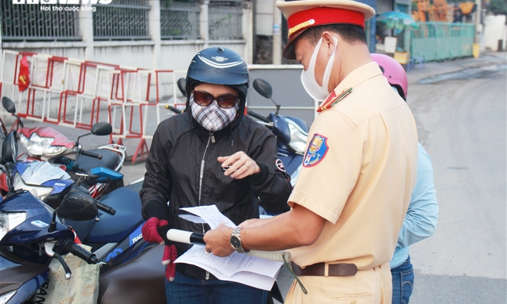 Đồng Nai bỏ giấy đi đường, người lao động mang theo thẻ nhân viên khi đi làm