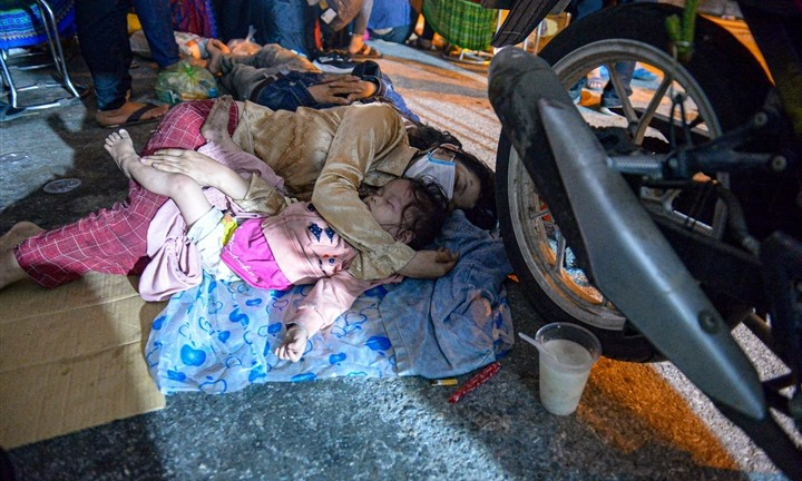 Ảnh: Đoàn người vượt 2.000 km về quê kiệt sức, ngủ la liệt ven quốc lộ Hà Nội