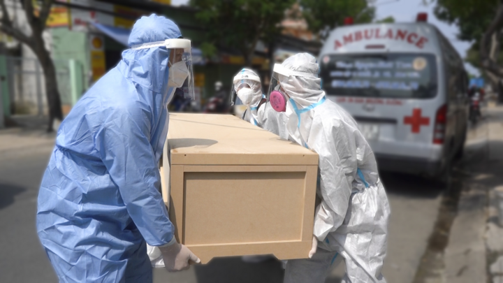 Video: Theo chân đội 'mai táng 0 đồng' cho người chết trong dịch COVID-19