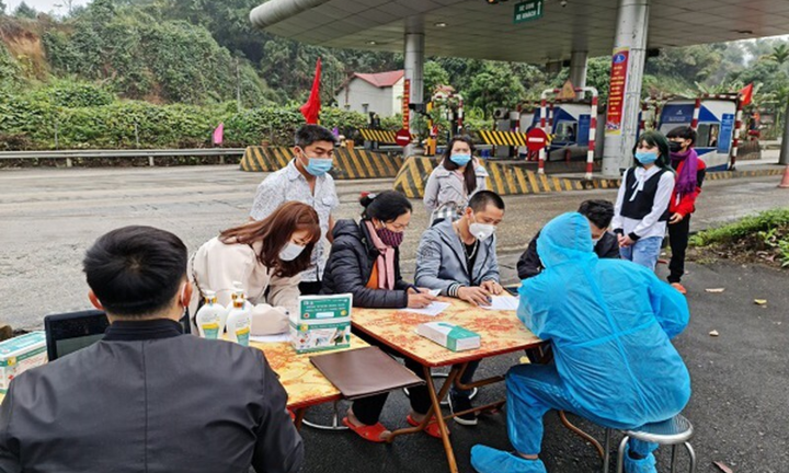 3 người đi xe máy về từ Bình Dương về Lào Cai mắc COVID-19