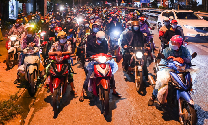 Làm thế nào để giữ chân người lao động ở lại các tỉnh phía Nam làm việc?