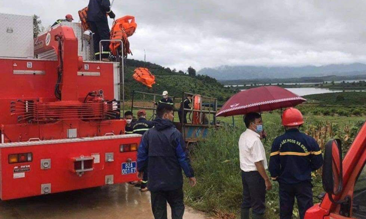 Kon Tum: Lật thuyền trong lúc đi câu cá, 2 người mất tích