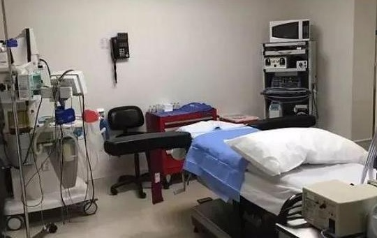 Bác sĩ lừa nữ sinh khỏe mạnh lên bàn mổ, ép phải gọi điện vay tiền mới mổ tiếp