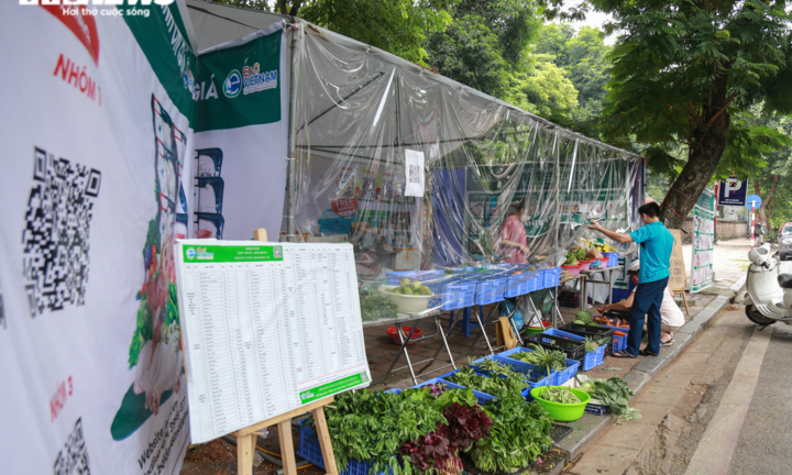 Ảnh: Độc đáo chuỗi cửa hàng đổi rác lấy thực phẩm đầu tiên ở Hà Nội