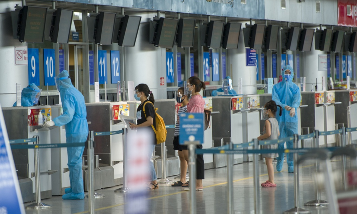 Bí quyết tránh mắc COVID-19 khi đi máy bay