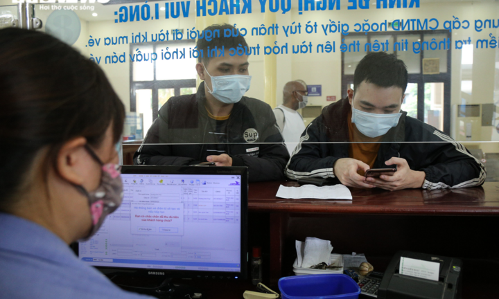 Ảnh: Ngày đầu tiên ngành đường sắt mở bán vé tàu Bắc-Nam