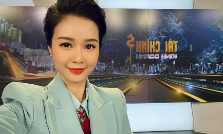 Nhan sắc của MC VTV từng bị cắt sóng vì gương mặt quá trẻ