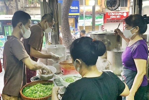 Người Hà Nội tấp nập đi ăn phở từ sáng sớm, người bán không kịp ngơi tay