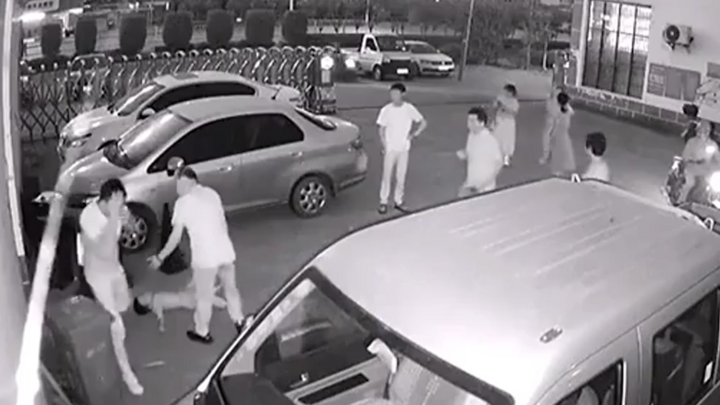 Video: Người đàn ông bị gãy mũi khi đỡ cậu bé rơi từ tầng 3 khách sạn