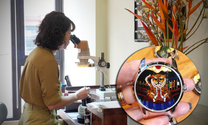 Cô gái 8X 'thổi hồn' tranh dân gian lên những chiếc đồng hồ qua kính hiển vi