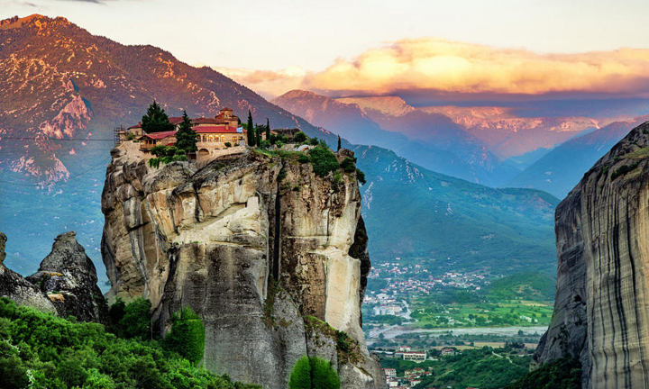 Vùng núi thiêng 1000 năm không có bóng phụ nữ, trẻ em và động vật giống cái