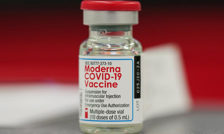 Mỹ dùng nửa liều vaccine Moderna tiêm mũi thứ ba cho dân