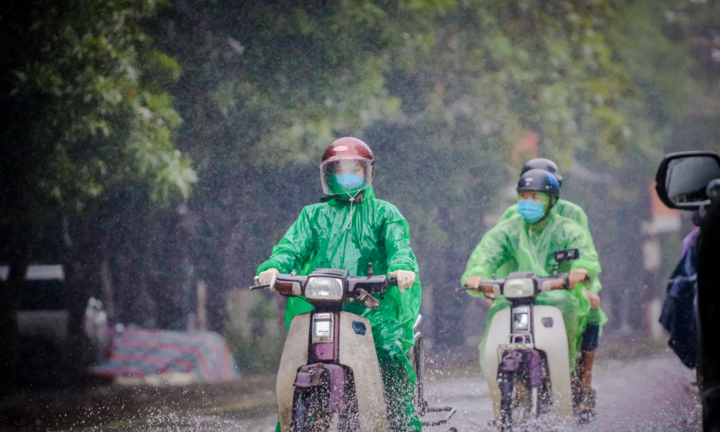 Ảnh: Mưa lớn suốt nhiều giờ, nhiều tuyến phố Hà Tĩnh ngập sâu trong nước