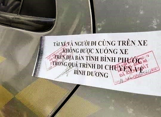 Ô tô bị dán giấy niêm phong cửa khi đi qua Bình Phước